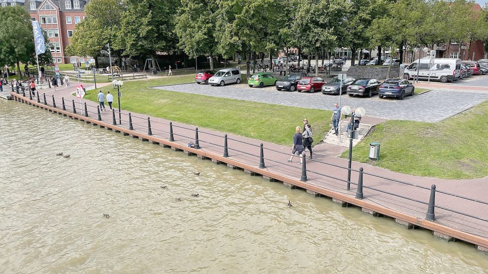 Auf dem Parkplatz am Ufer auf dem Ernst-Reuter-Platz soll sich was tun, wenn es nach Bürgermeister Claus-Peter Horst geht. Foto: Nording/Archiv