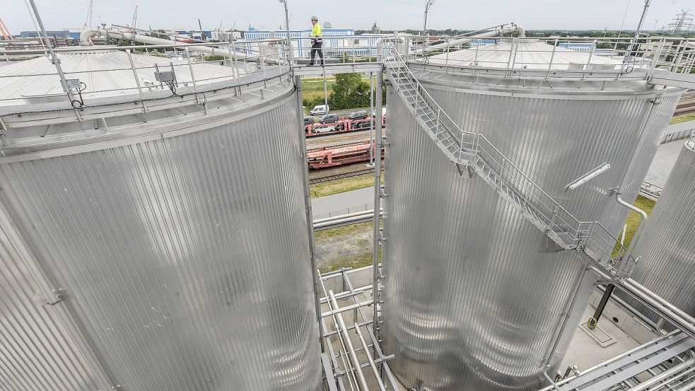 Aus Frittenfett wird Biodiesel: die riesigen Tanks von REG in Emden. Fotos: Ortgies