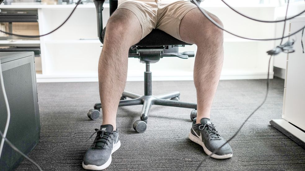 Die kurze Hose sorgt für Abkühlung. Aber dürfen Arbeitnehmer mit nackten Beinen ins Büro? Foto: dpa/Fabian Sommer