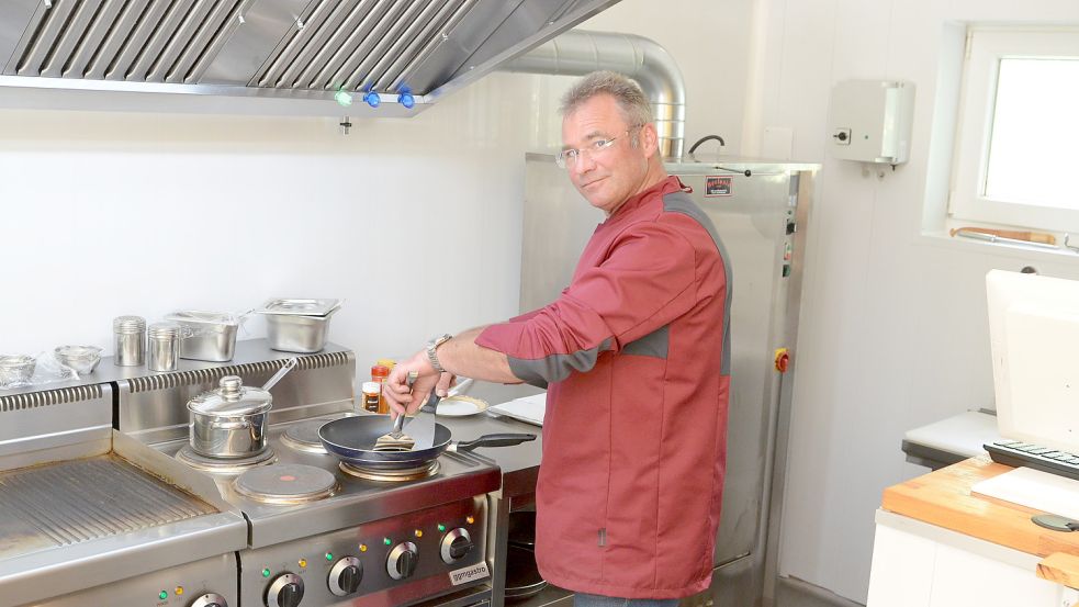 Andreas Griesbach betreibt zusammen mit seiner Frau Silvia einen Imbiss in der Nähe des Trockenstrands. Foto: Hillebrand