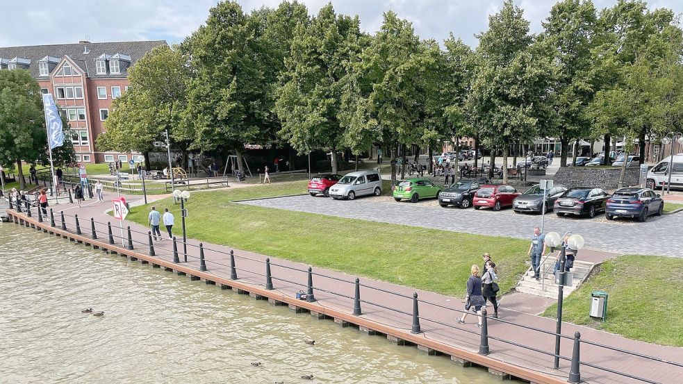 Beste Aussicht für Autos: Ob der Parkplatz direkt am Wasser auf dem Ernst-Reuter-Platz bleiben soll oder sich mit der Fläche etwas anderes machen ließe, wird Stoff für Diskussionen bieten. Foto: Nording/Archiv