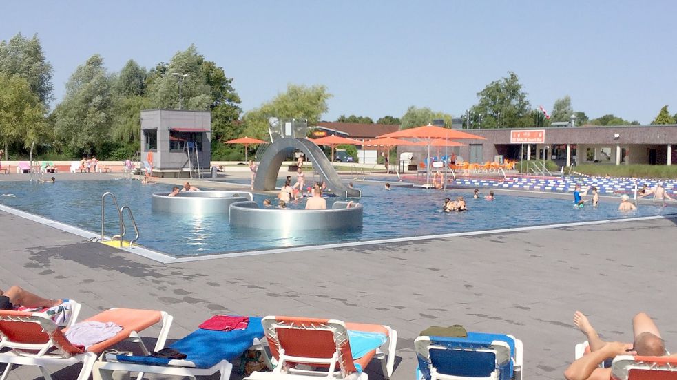 Zum Abkühlen im Freibad bleibt den Aurichern in diesem Jahr nur bis Ende August Zeit. Schuld ist die Situation auf dem Gasmarkt. Foto: Schönig