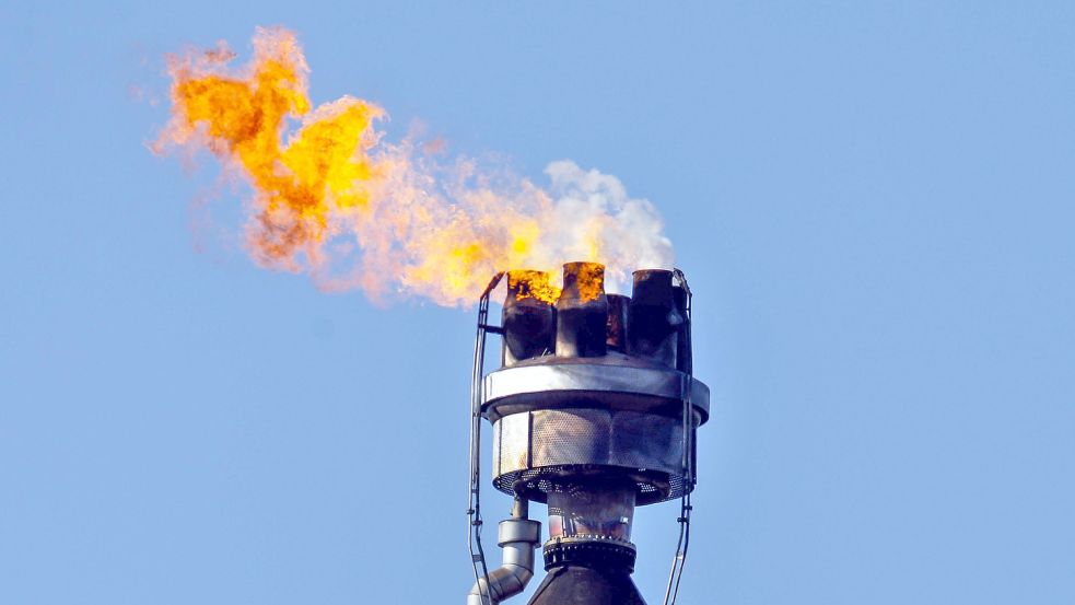 PCK Raffinerie Schwedt Schwedt, 07.03.2022 - Ueberschuessiges Gas aus der Rohoelverarbeitung der PCK-Raffinerie GmbH in Foto: IMAGO/Jochen Eckel