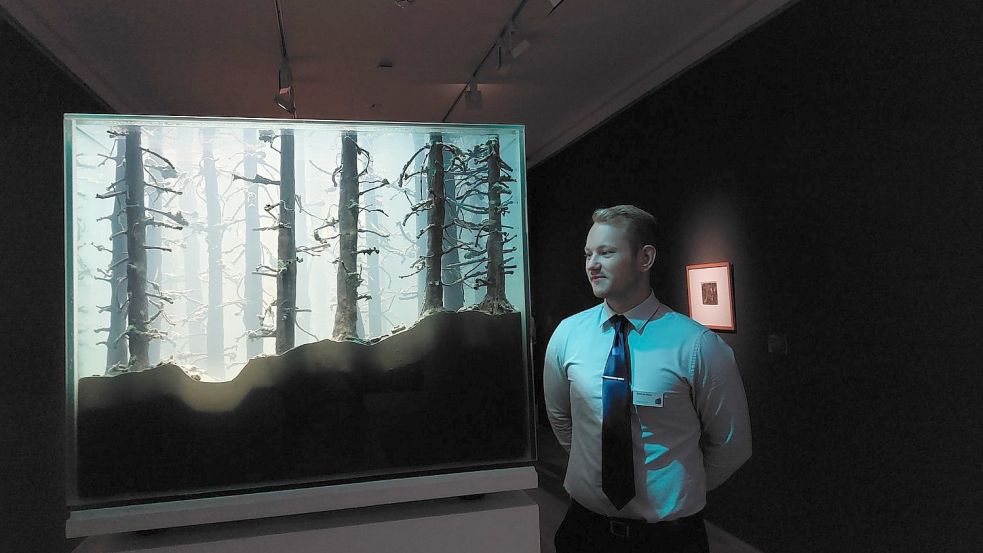 Mal was ganz anderes: Duncan Ross gefällt die Installation der Künstlerin Mariele Neudecker. Sie hat eine Art mystisches Aquarium geschaffen. Fotos: Hanssen