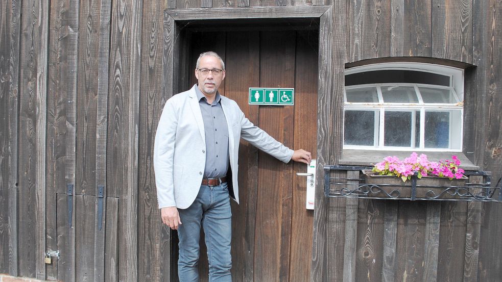 Hier ist Bürgermeister Uwe Trännapp an der neuen öffentlichen Toilette an der Bockwindmühle zu sehen. Foto: Folkerts