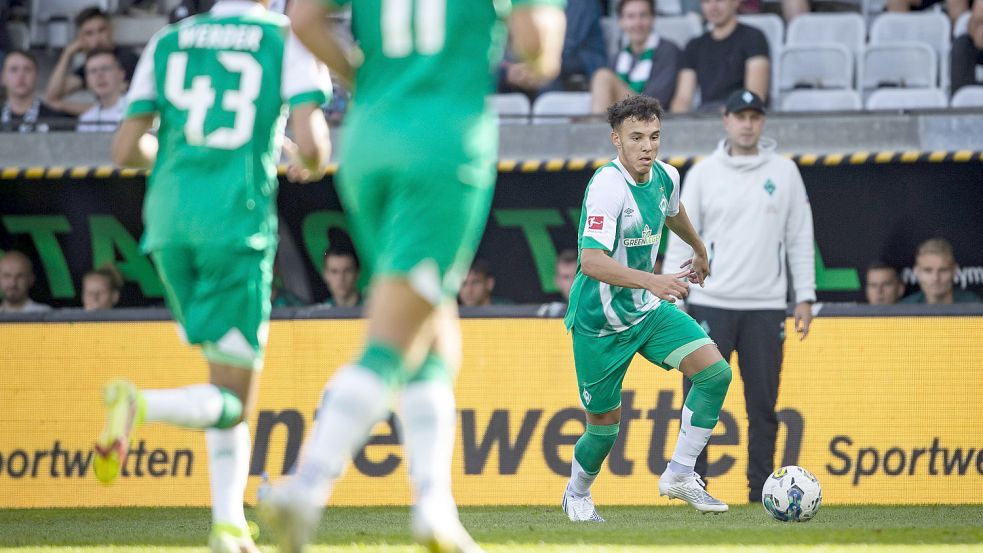 Fußball-Bundesligist Werder Bremen kommt mit seinen Neuzugängen, darunter Lee Buchanan (am Ball), am 23. Juli nach Delmenhorst. Foto: imago images/Nordphoto