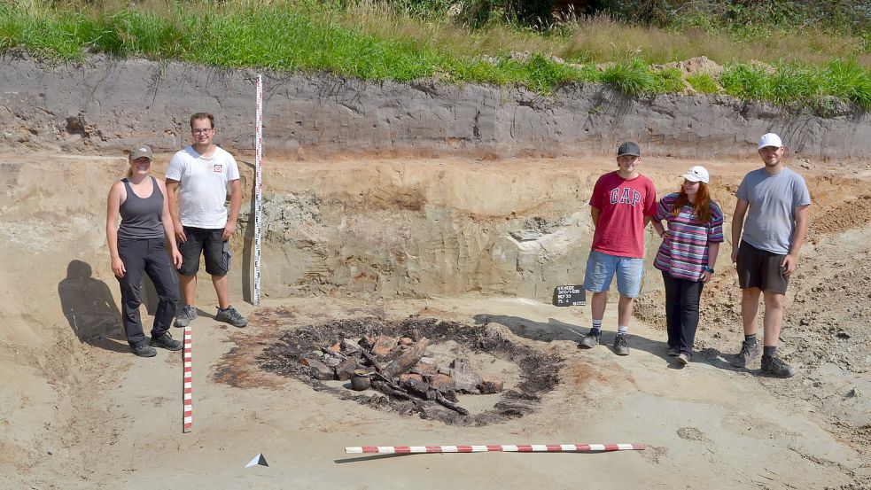 Das Ausgrabungsteam neben den Resten eines ehemaligen Brunnens (von links): Ausgrabungsleiterin Jette Harms mit Jelte Willms, Hendrik Wilberts, Daja Seemann und Gianni D‘Addia. Fotos: Vera Dörenkämper
