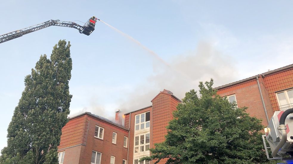 Rund 150 Einsatzkräfte der Feuerwehr kämpften vor knapp zwei Wochen über Stunden gegen einen Dachstuhlbrand in Borssum. Foto: Harms/Archiv
