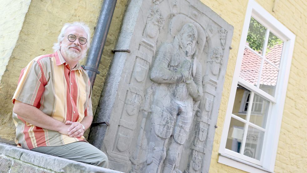 Detlef Meyer-Rongelraths ist seit Mitte Juni der neue Vorsitzende des Heimatvereins Krummhörn. Der Heimatverein kümmert sich unter anderem um die Manningaburg und die Mühle Pewsum. Foto: Hock