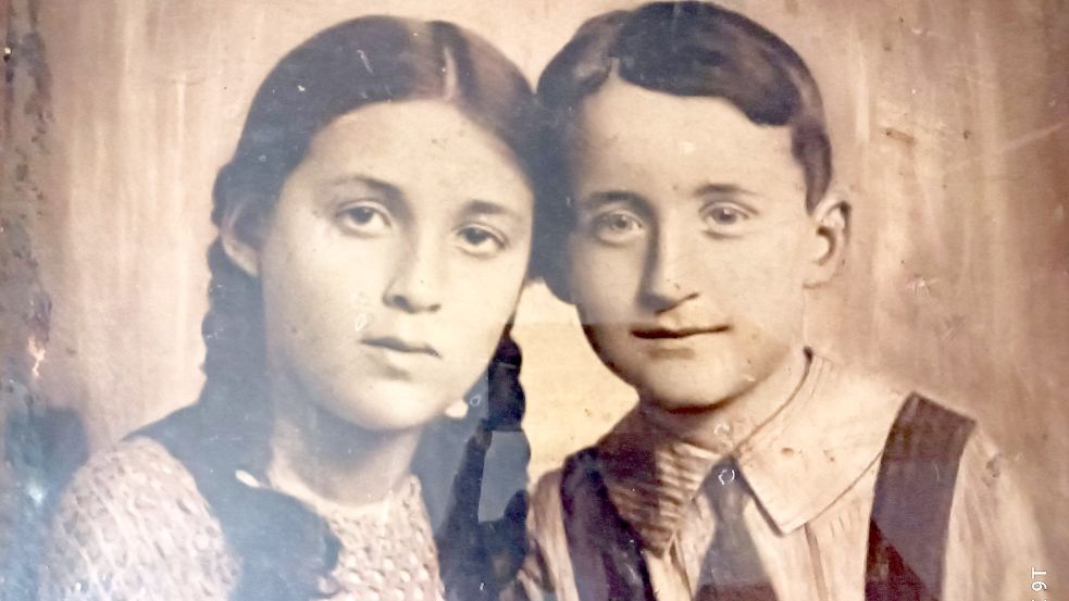 Esther Wallheimer mit ihrem Bruder Motek, der im Ghetto Litzmannstadt an der Krankheit Ruhr starb. Foto: Privat