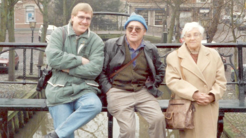 Günther Lübbers mit Berni und Esther Wallheimer nach der Ankunft 1994 in Edam. Foto: Lübbers