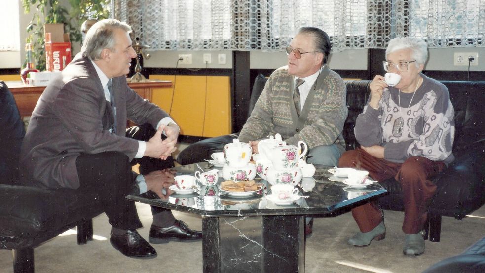Berni und Esther Wallheimer 1994 beim ehemaligen Auricher Bürgermeister Wolfgang Ontijd im Rathaus. Foto: Lübbers