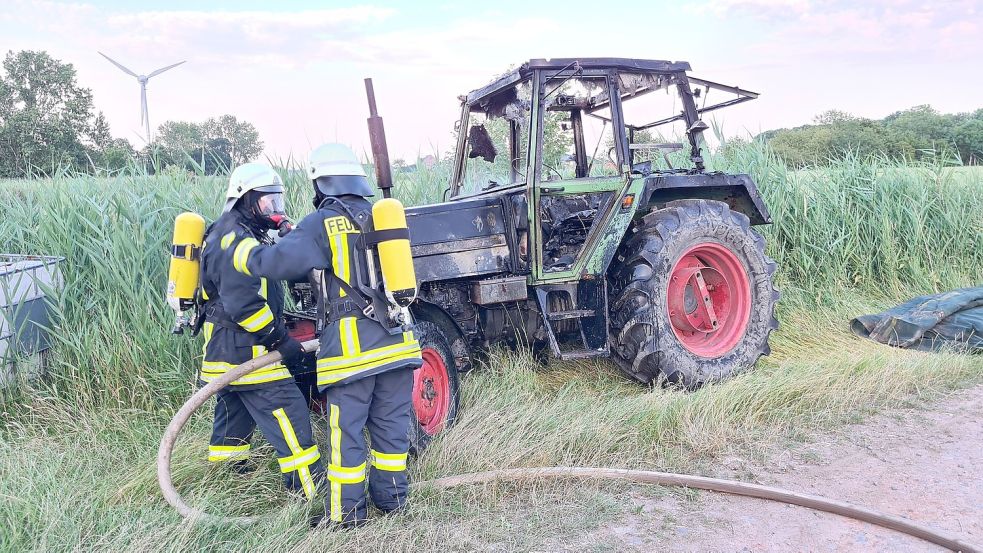 Der Traktor wurde bei dem Brand zerstört. Foto: Feuerwehr
