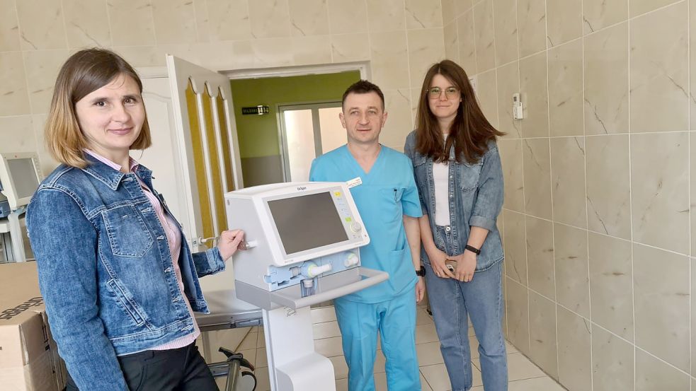 Maryna Kuzmichova (Vize-Bürgermeisterin von Rivne, links), Andrii Hyrak (Anästhesist) und Tetiana Kidruk (Leiterin „Hearts for Children of Ukraine“) bei der Übergabe eines Beatmungsgeräts der Firma Dräger an ein Krankenhaus in der Ukraine. Foto: Hearts for Children of Ukraine