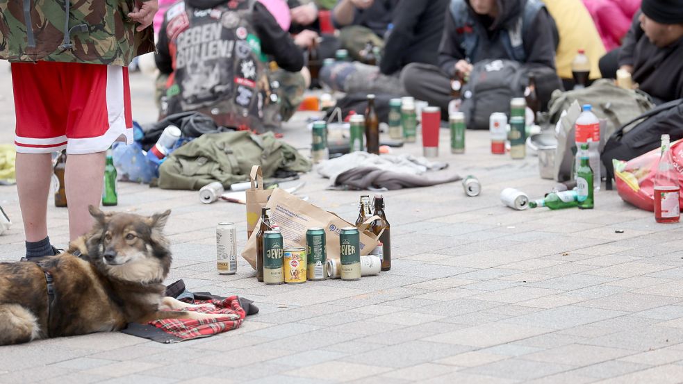 Punks sitzen auf dem Boden in Westerland auf Sylt. Foto: Staudt