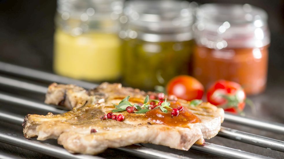 Perfekt gegrillt: Vor dem Servieren das Fleisch ruhen lassen. Foto: dpa-tmn