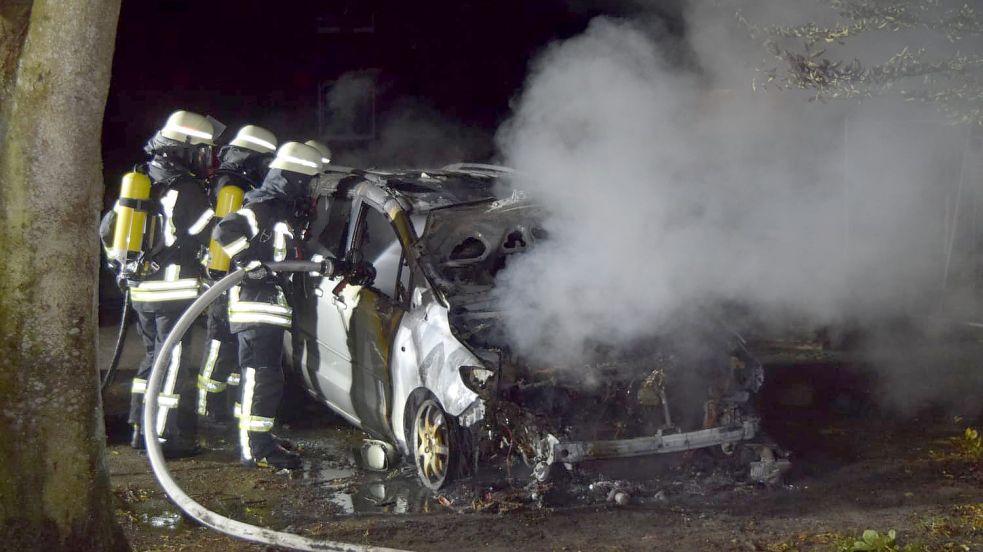 Zum dritten Mal in diesem Monat mussten die Einsatzkräfte der Feuerwehr Norden zu einem PKW-Brand im Warfenweg ausrücken. Foto: Feuerwehr Norden