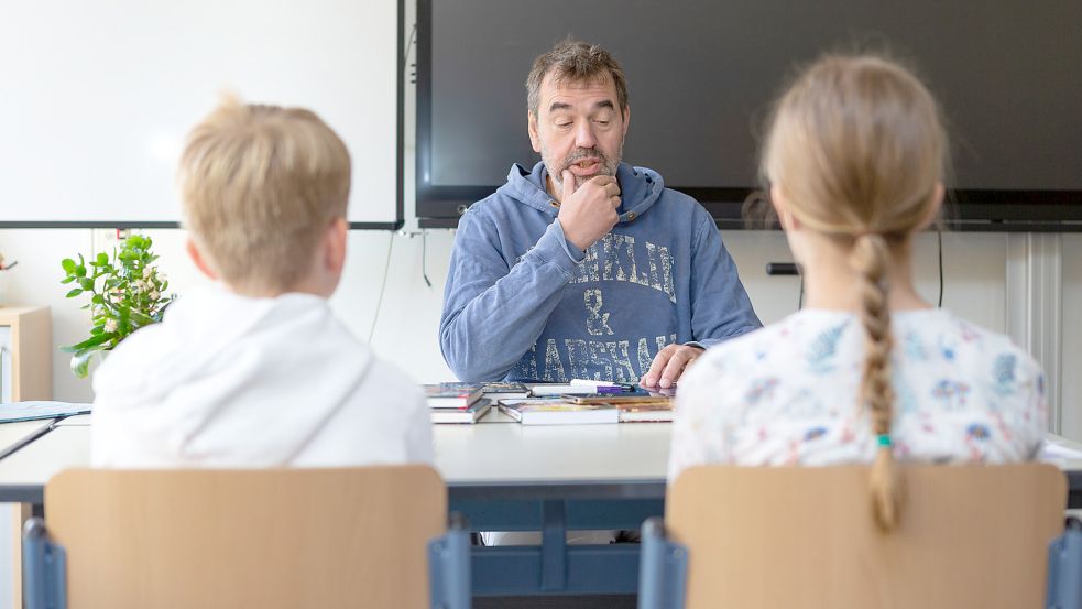 Bei seinem Besuch im Gymnasium Melle wird „Die drei ??? Kids“-Autor Boris Pfeiffer von zwei Schülern interviewt. Foto: Stefan Gelhot