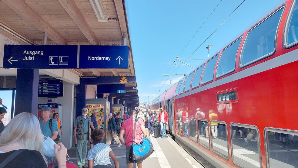 Mit dem Zug kommt man derzeit kostengünstig an schöne Ziele. Meist ist die Fahrt auch sehr entspannt. Foto: Hanssen