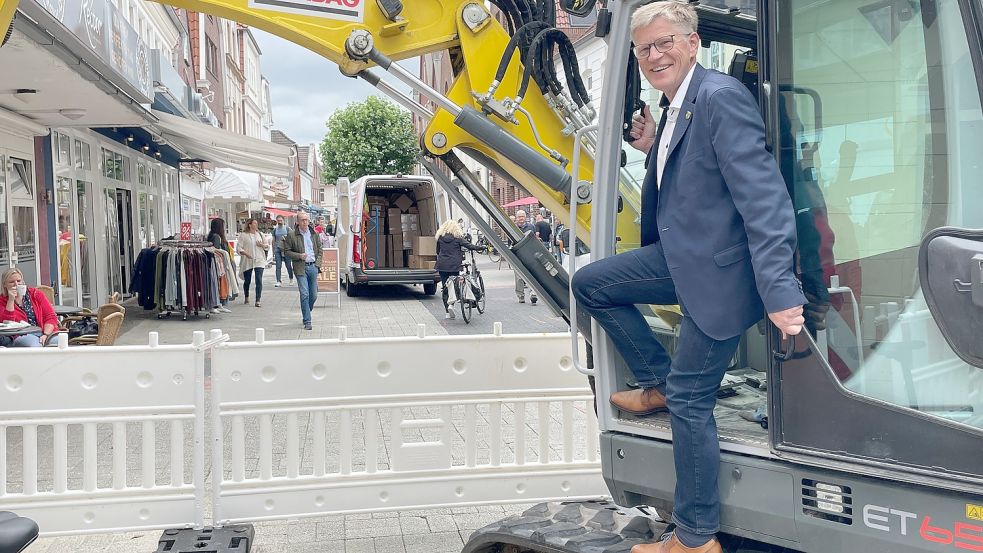 Bürgermeister Horst Feddermann freut sich, dass das Ende der Neugestaltung der Fußgängerzone langsam in Sicht kommt. Foto: Bär
