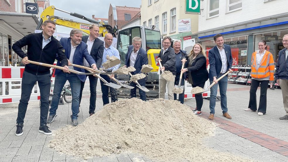 Bis zum Abschluss der Neugestaltung der Fußgängerzone wollen alle Betetiligten um Bürgermeister Horst Feddermann (fünfter von links) an einem Strang ziehen. Foto Bär