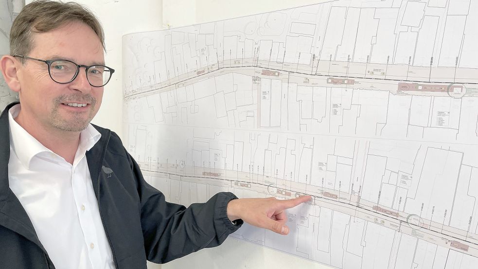 Hilko Kruse-Edenhuizen, Technischer Bereichsleiter der Strabag in der Region Weser-Ems, erläutert die Pläne, die im Baubüro aushängen. Foto: Bär