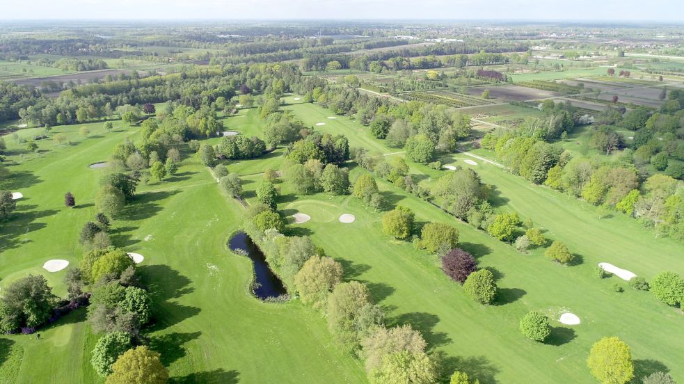 Die 27-Loch-Anlage des Golfclub Ostfriesland liegt auf einem ehemaligen landwirtschaftlichen Gebiet des Torfkraftwerkbetreibers NWK. Foto: Stulken