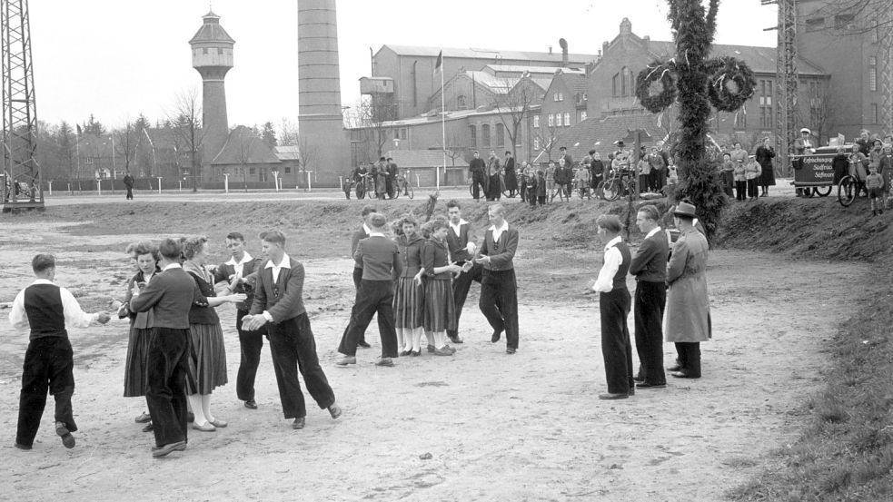 Die Volkstanzgruppe bei einer Maifeier 1956 auf dem damals noch nicht befestigten Marktplatz. Foto: Häger