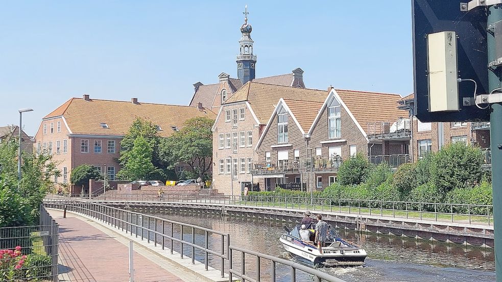 Von der Kesselschleuse geht es über das Rote Siel (Foto) in Richtung Falderndelft. Boote können von der Kesselschleuse aus keinen Tiefgang haben, der 1,70 Meter überschreitet. Das Wasser ist nur knapp zwei Meter tief und wird erst im Delft tiefer. Fotos: Hanssen