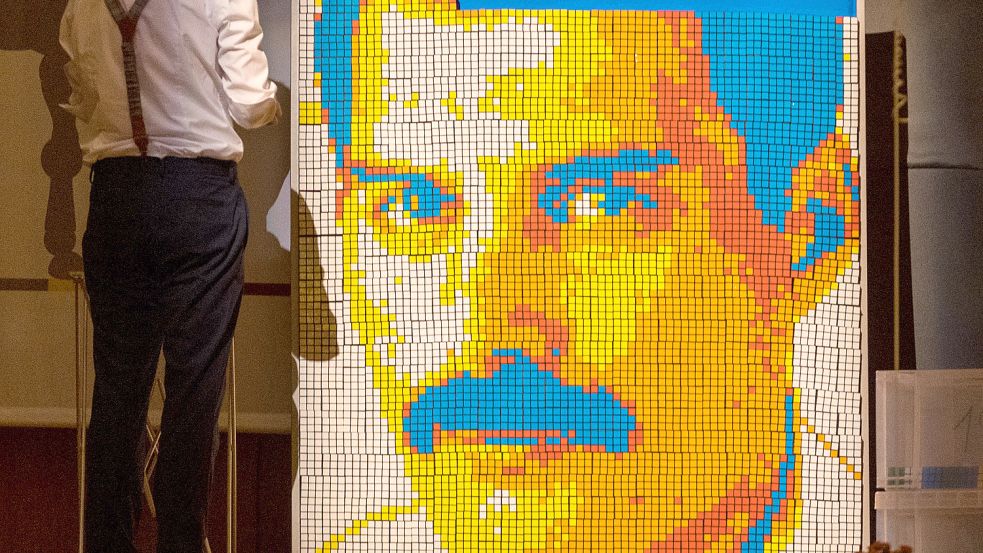 Jan Phillip Lehmer mit einem Zauberwürfel-Portrait von Freddie Mercury. Foto: Photo Peet/Peter Harich