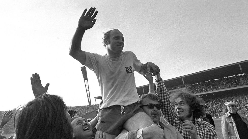 Abschiedsspiel am 1. Mai 1972: Uwe Seeler wird auf den Schultern seiner Fans durch das Hamburger Volksparkstadion getragen. Foto: Imago