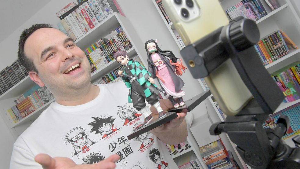Tarik Mensen aus Emden teilt seine Leidenschaft für japanische Comics und Zeichentrickfilme mit rund 111.500 Gleichgesinnten bei TikTok. Foto: Ortgies