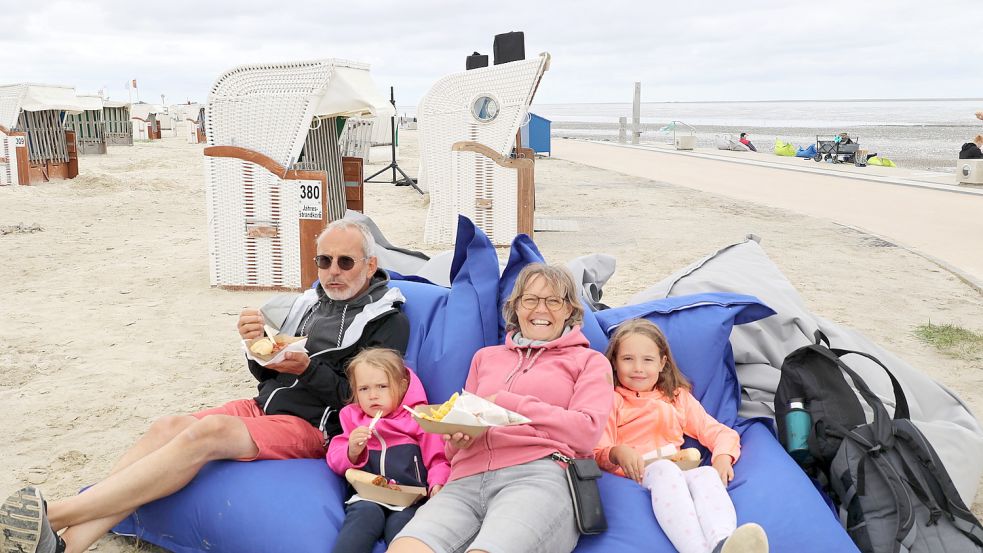 Familie König aus Leer genoss trotz durchwachsenen Wetters die Atmosphäre an der neuen Wasserkante in Norddeich. Fotos: Bodo Kiefer