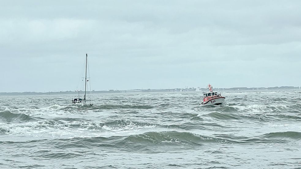 Das Seenotrettungsboot „Otto Diersch“ der Station Norddeich befreite ein festgekommenes Segelboot aus der Brandung im Norderneyer Seegatt. Foto: Die Seenotretter - DGzRS