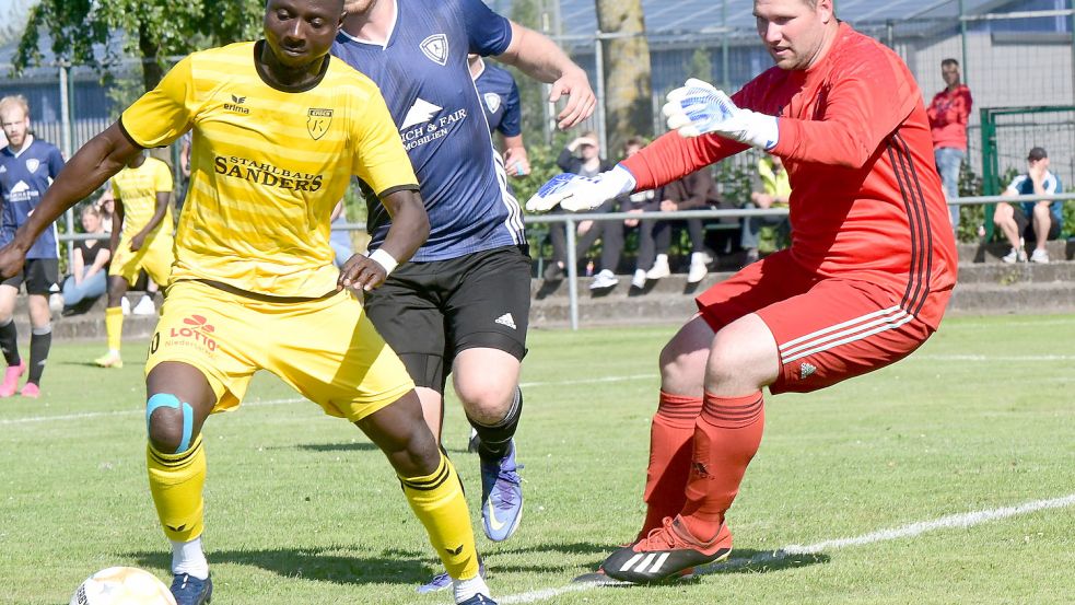 Vafing Jabateh (am Ball) trickste zwar mehrfach gefährlich im Strafraum, konnte aber SV-Torhüter Karsten Buss nicht überwinden. Foto: Damm