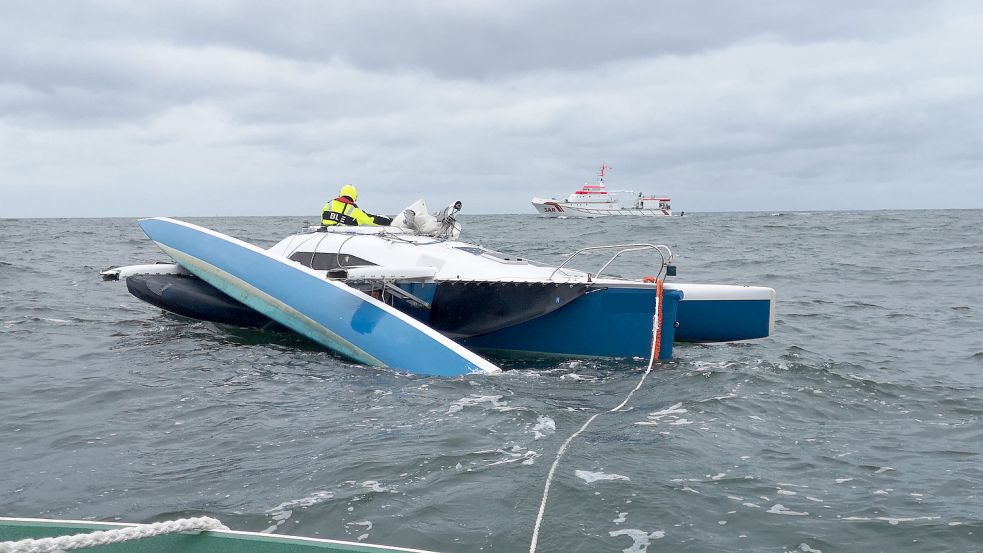 Der havarierte Trimaran an der Schleppleine des Seenotrettungsbootes „Wolfgang Paul Lorenz“. Foto: Die Seenotretter - DGzRS