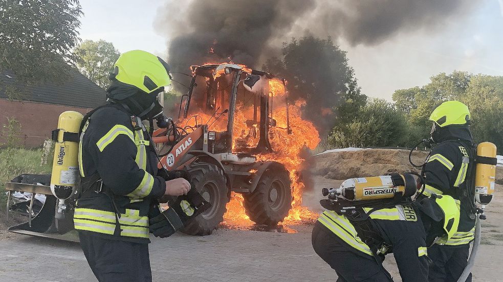 Die Feuerwehren aus Jheringsfehn und Warsingfehn löschten einen brennenden Radlader. Fotos: Wolters