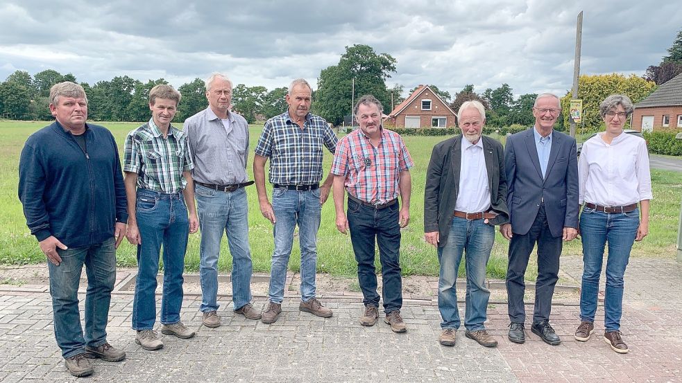 Der neue Vorstand der Sielacht (von links): Ewald Kok, Helmut Blank, Anton Goemann, Meenhard Busemann, Robert Holle, Werner Huisinga, Obersielrichter Jakob Spekker und die Erste Kreisrätin Jenny Daun. Foto: privat