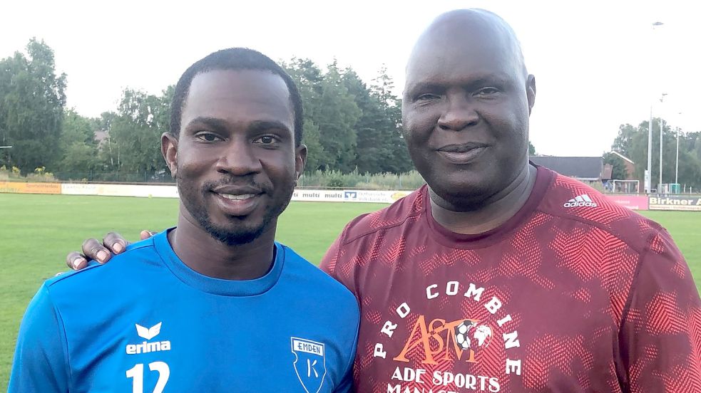 Kickers-Spieler Ayo Adeniran freut sich, dass sein Vater Adebisi mit seiner Akademie-Auswahl in Ostfriesland zu Besuch ist. Fotos: Herzog