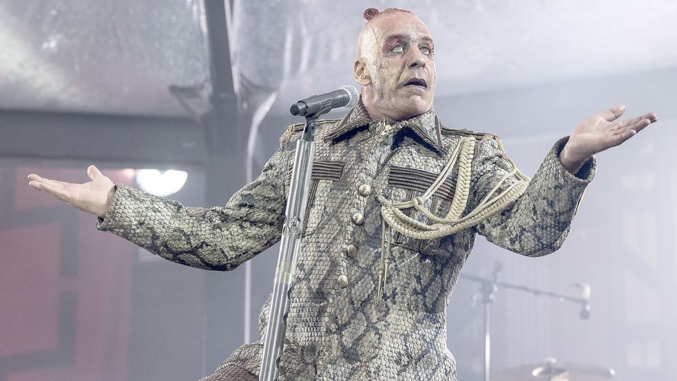 Der Sänger Till Lindemann bei einem Konzert seiner Band Rammstein. Schon seit längerem wird der Gruppe eine Nähe zu Russland nachgesagt. Foto: dpa/Boris Roessler