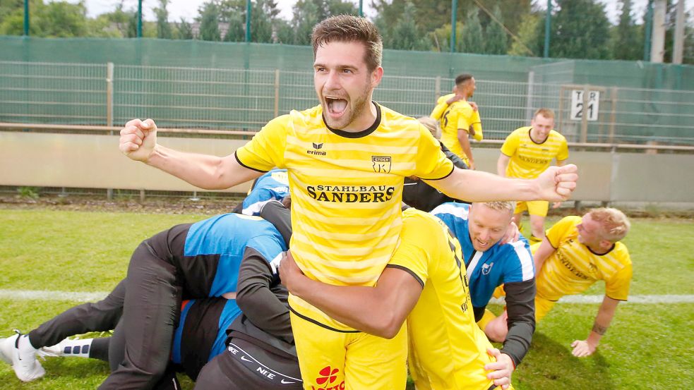 Tido Steffens hatte mit vier Toren in drei Aufstiegsrundenspielen großen Anteil am Sprung der Emder in die Regionalliga. Foto: Doden
