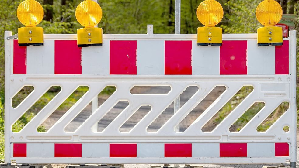 Um pünktlich zu einem Bewerbungsgespräch zu kommen, umfuhr ein Auricher eine Absperrbake einer Baustelle. Das blieb nicht ohne Folgen. Symbolfoto: pixabay