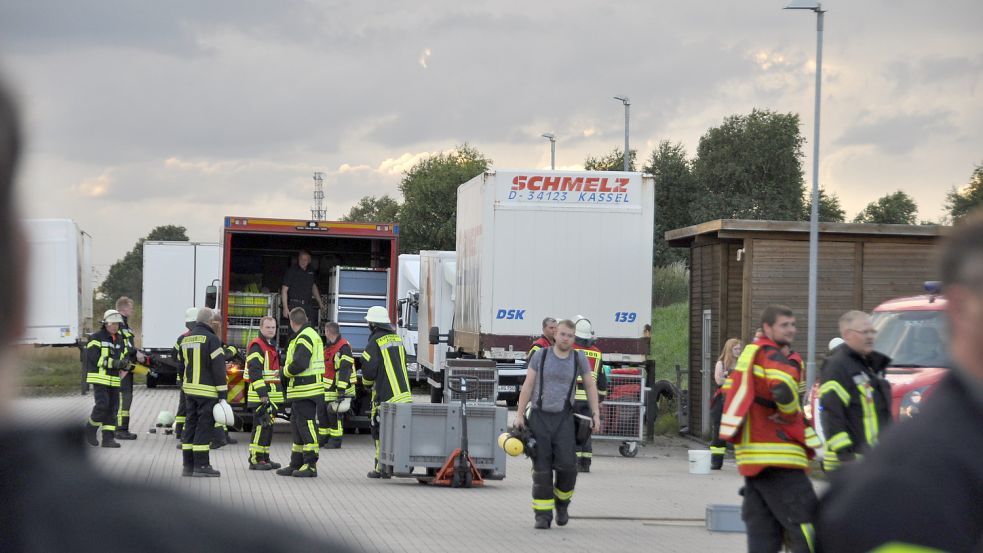 Rund 100 Einsatzkräfte waren am Montagabend vor Ort. Foto: Wolters