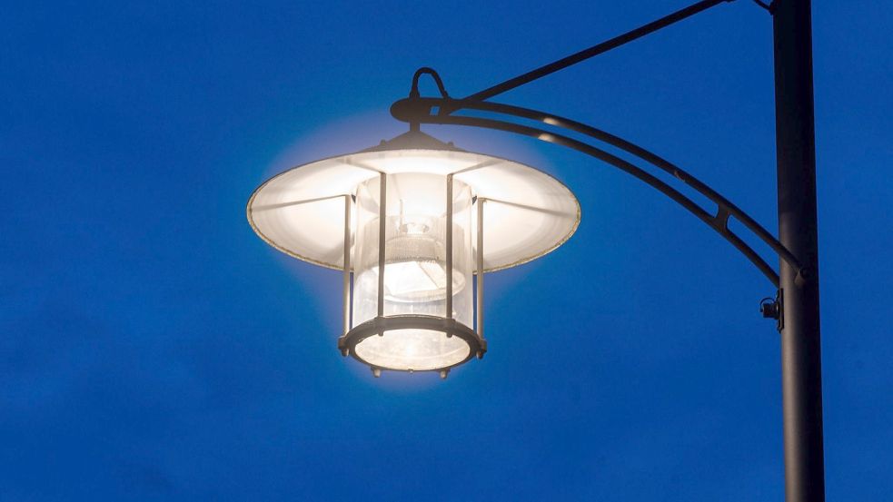 Bleiben bis EndeSeptember aus: Straßenlampen in der Krummhörn. Symbolfoto: DPA