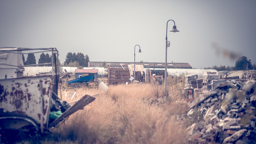 Bis vor wenigen Jahren war dies eine unbebaute Weide. Inzwischen sind selbstgezimmerte Tier-Unterstände entstanden und Baumaterialien häufen sich auf dem Areal. Fotos: Cordsen