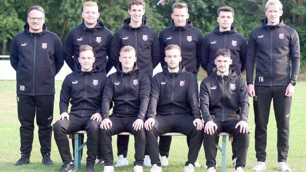 Co-Trainer Henning Baumann (hinten links) und Trainer Jörn Janssen (hinten rechts) begrüßten die Neuzugänge Daniel Diekmann (hinten, von links), Lukas Berghaus, Hendrik Jünke, Kevin Ageev sowie (vorne, von links) Fabian Krause, Max Schrock-Opitz, Robin Smidt und Maurice Bombach. Foto: Damm