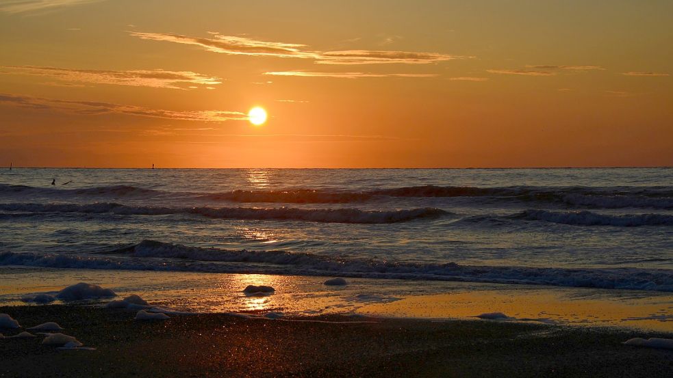 So dramatisch wie dieser Sonnenuntergang sind auch die Ereignisse in der Fantasiewelt der Krimis von Anja Eichbaum. Fotos. Eden