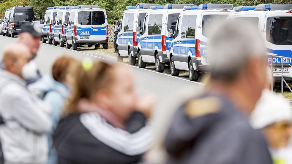 Großes Polizeiaufgebot vor der Kirche St. Severin auf Sylt anlässlich der Hochzeit von Christian Lindner. Foto: Axel Heimken