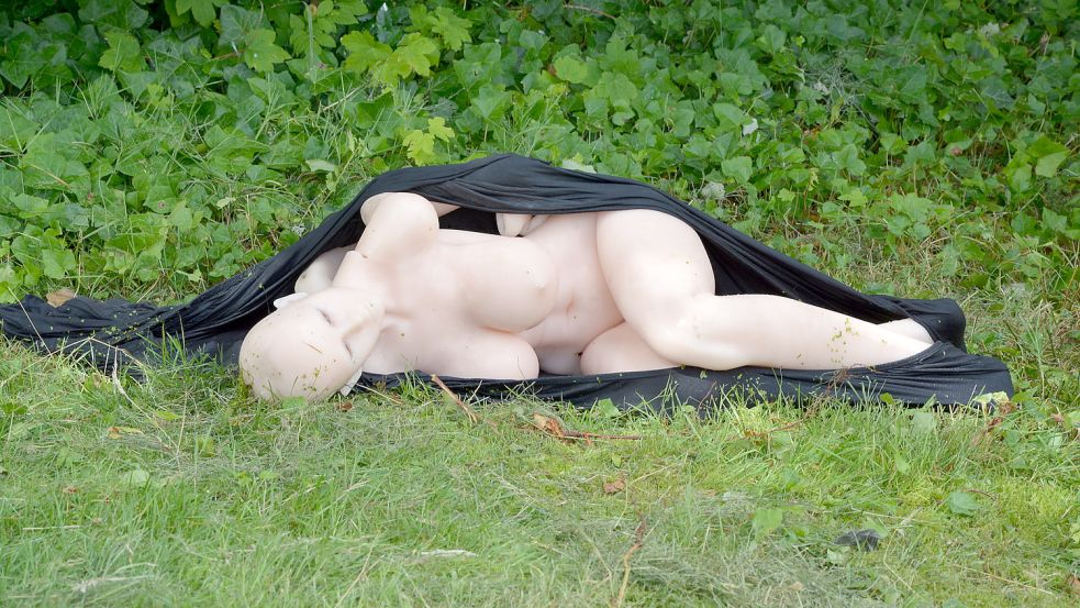 Nachdem die Polizisten das schwarze Laken öffneten, konnte ein Gewaltverbrechen ausgeschlossen werden. Foto: Polizei