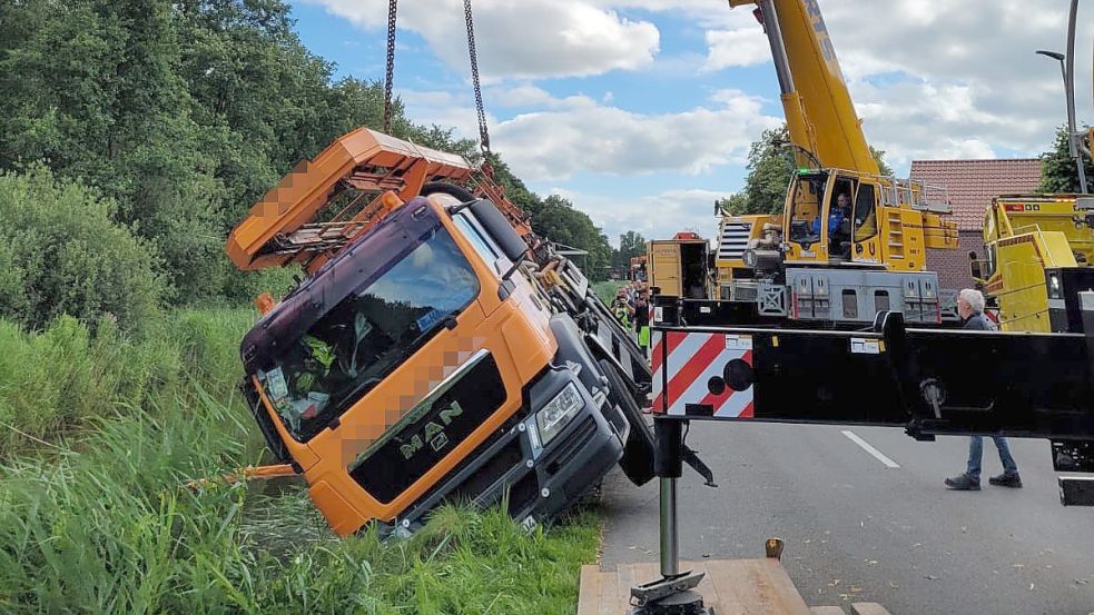 Die Kreisstraße 111 war für die Arbeiten für mehrere Stunden gesperrt. Foto: Feuerwehr